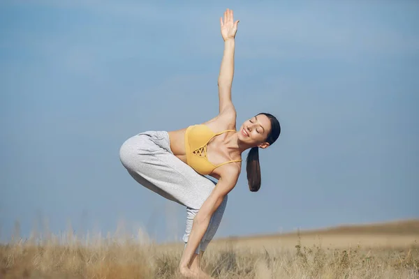 Jolie fille de formation sur un fond de ciel — Photo