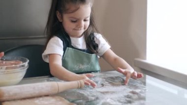 Güzel anne ve kızı birlikte yemek pişiriyor.