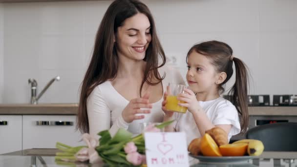 Madre e hija desayunando juntos — Vídeos de Stock