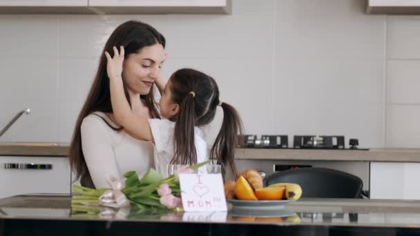 Mor och dotter äter frukost tillsammans — Stockvideo