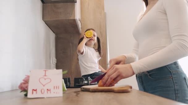 Mor och dotter äter frukost tillsammans — Stockvideo