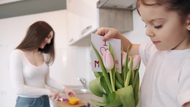 Een leuke dochter is het maken van een geschenk voor moeder — Stockvideo