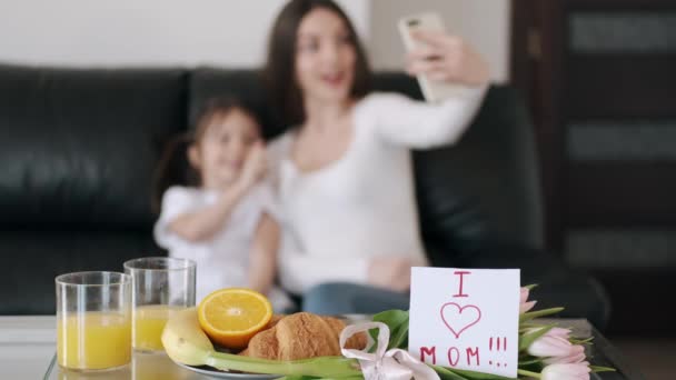The mother and daughter are celebrating Mothers day — Stock Video