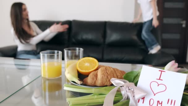 La madre y la hija están celebrando el Día de las Madres — Vídeos de Stock