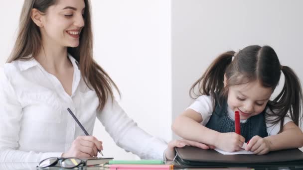 Mother and daughter are coloring a picture together — Stock Video
