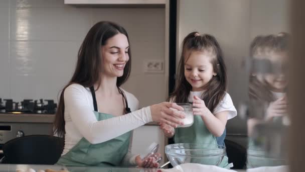 Bela mãe e filha estão cozinhando juntos — Vídeo de Stock