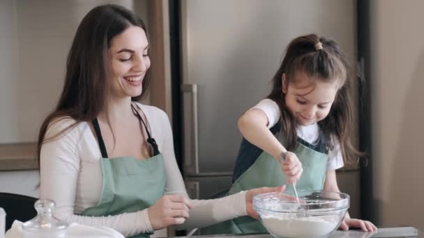 Mooie moeder en dochter koken samen — Stockvideo