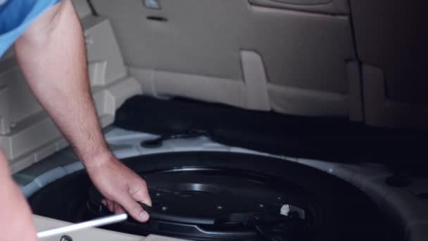 Naprawiający podczas naprawy samochodu bada przyczynę problemu — Wideo stockowe