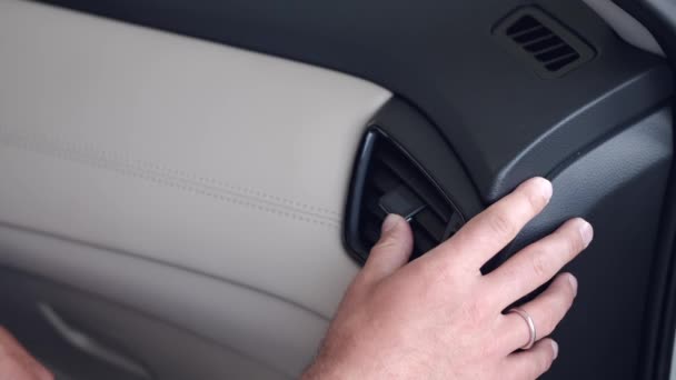 Обрізаний вид чоловічої руки з кільцем в інтер'єрі автомобіля — стокове відео