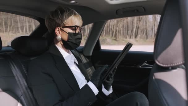 A businesswoman in glasses is working in a car — Stock Video