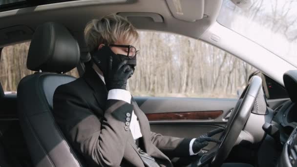 Μια επιχειρηματίας με γυαλιά κάνει μια κλήση σε ένα αυτοκίνητο — Αρχείο Βίντεο