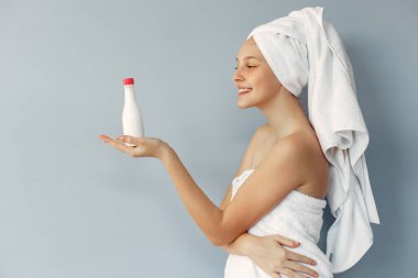 Stüdyoda kremalı güzel bir kız