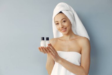 Stüdyoda kremalı güzel bir kız