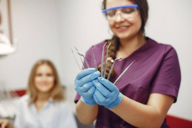 Diş kliniğinde çalışan güzel bir dişçi.