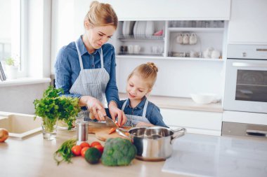 Anne ile kızı mutfakta