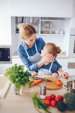 Anne ile kızı mutfakta
