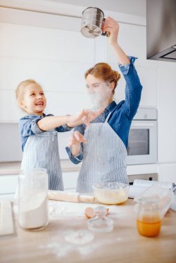 Anne ile kızı mutfakta