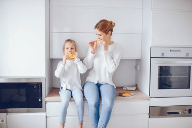 Sevimli sarışın kızı annesiyle