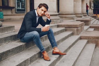 Bir yaz şehirde yakışıklı businesman