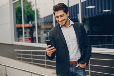 Bir yaz şehirde yakışıklı businesman