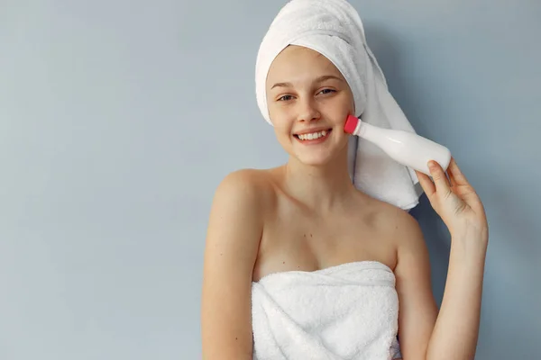 Menina bonita de pé em um estúdio com creme — Fotografia de Stock