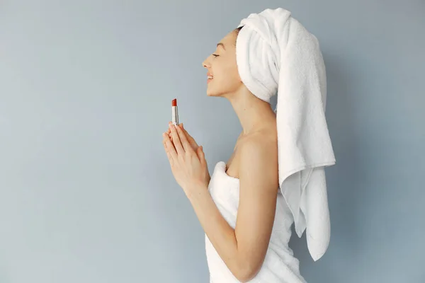 Mooi meisje staan in een studio met lippenstift — Stockfoto