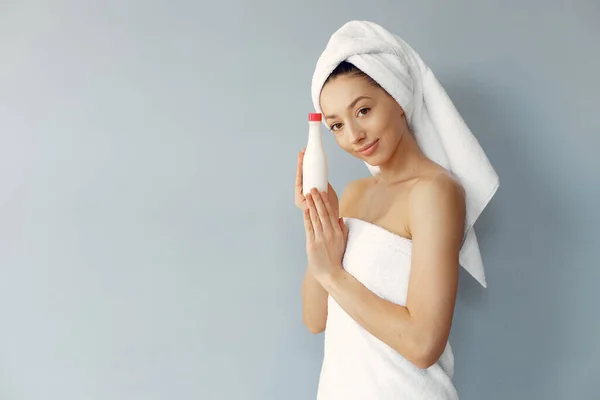 Menina bonita de pé em um estúdio com creme — Fotografia de Stock