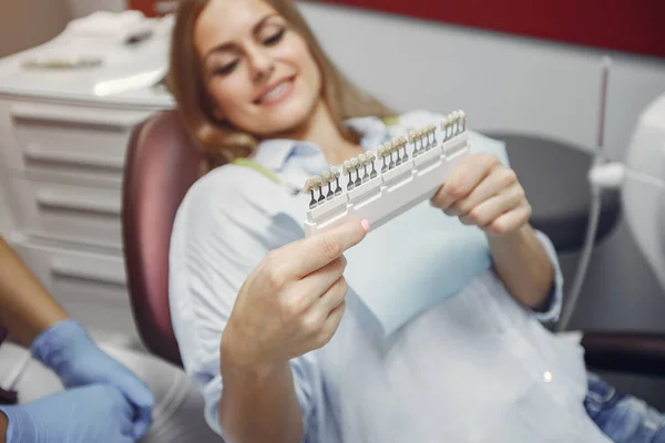 Piękna dziewczyna siedzi w gabinecie dentystycznym — Zdjęcie stockowe