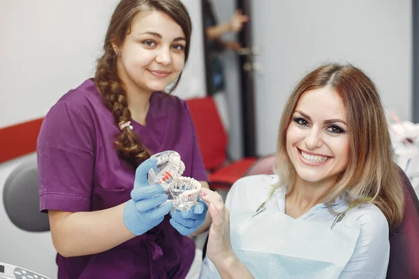 Bella ragazza seduta nello studio dentistico — Foto Stock