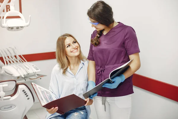 Mooi meisje zitten in de tandartsen kantoor — Stockfoto