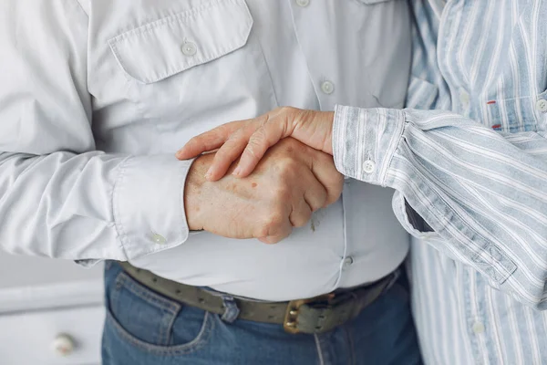 Hermosa pareja de edad pasó tiempo juntos en casa — Foto de Stock