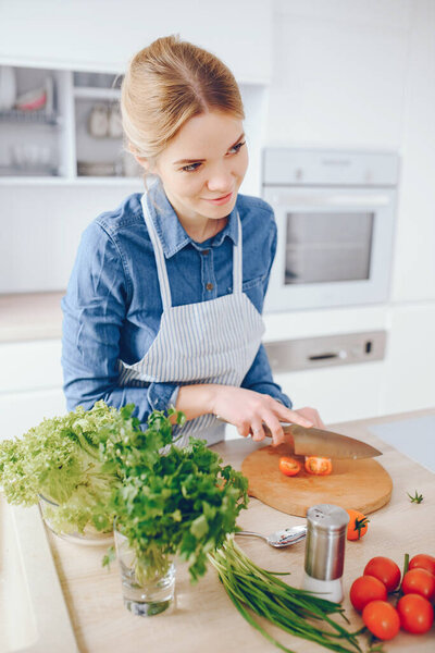 симпатичная блондинка на кухне
