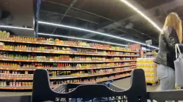 TERNOPIL, UCRAINA: 29 aprile 2020 Shopper spinge un carrello attraverso il negozio durante l'epidemia di covid19 — Video Stock