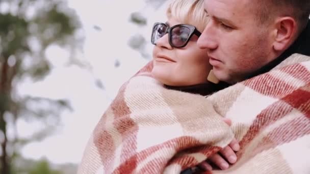Porait de pareja cubierta de manta abrazándose en el bosque — Vídeos de Stock