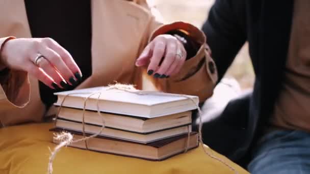 Beskuren bild av mänskliga händer och böcker ute i skogen — Stockvideo