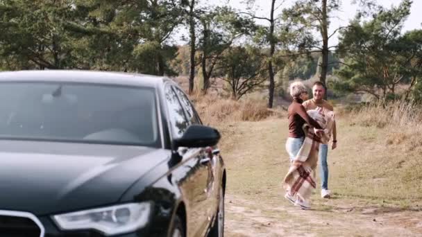 Homme et femme blonde sont venus à la forêt en voiture à l'automne — Video