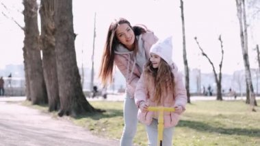 Anne ve tatlı kızı parkta yürüyorlar.