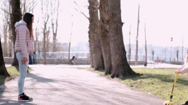 Anne ve tatlı kızı parkta yürüyorlar.