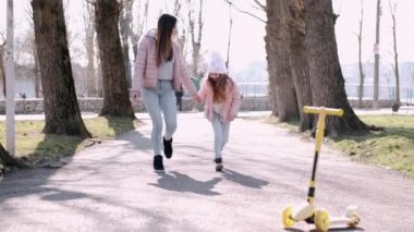 Anne ve tatlı kızı parkta yürüyorlar.