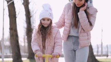 Anne ve tatlı kızı parkta yürüyorlar.