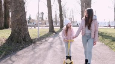 Anne ve tatlı kızı parkta yürüyorlar.