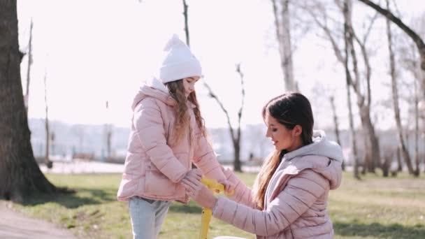 La madre y la linda hija están caminando en el parque — Vídeos de Stock