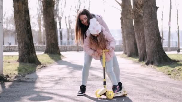 Мати і мила дочка гуляють в парку — стокове відео