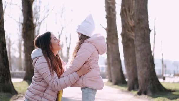 Bella madre sta camminando con una figlia carina in un parco — Video Stock