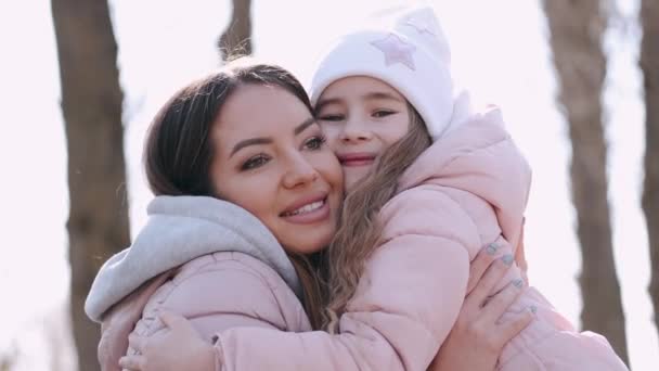 Mooie moeder is wandelen met een leuke dochter in een park — Stockvideo