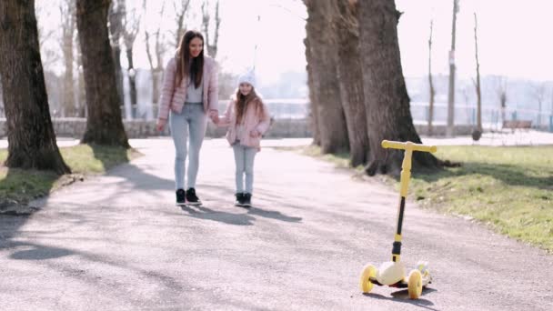 A mãe e a filha fofa estão andando no parque — Vídeo de Stock