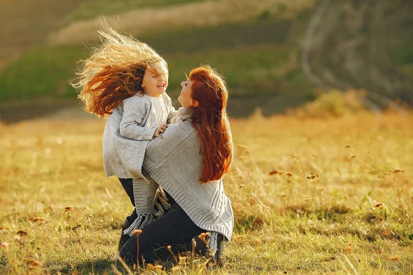 Madre con figlioletta che gioca in un campo autunnale — Foto Stock
