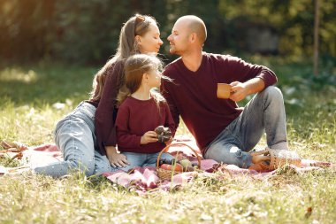 Sonbahar parkında tatlı çocuklu bir aile.