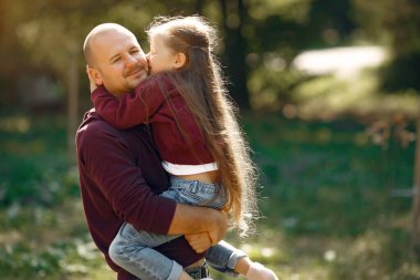 Sonbahar parkında oynayan sevimli bir aile.