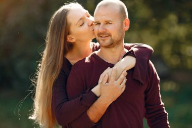 Güzel bir çift sonbahar parkında vakit geçirir.